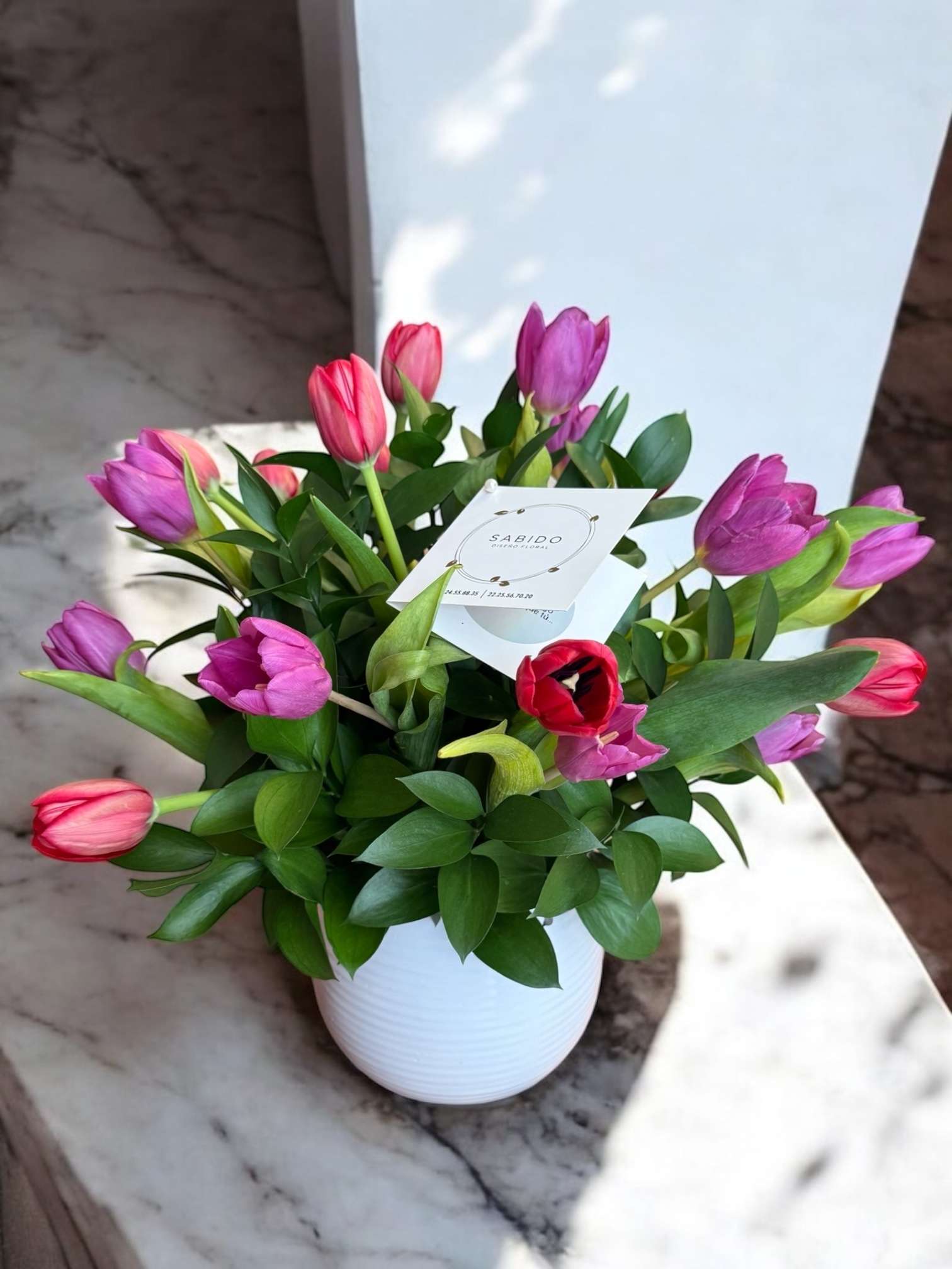 dos-decenas-tulipanes-base-ceramica