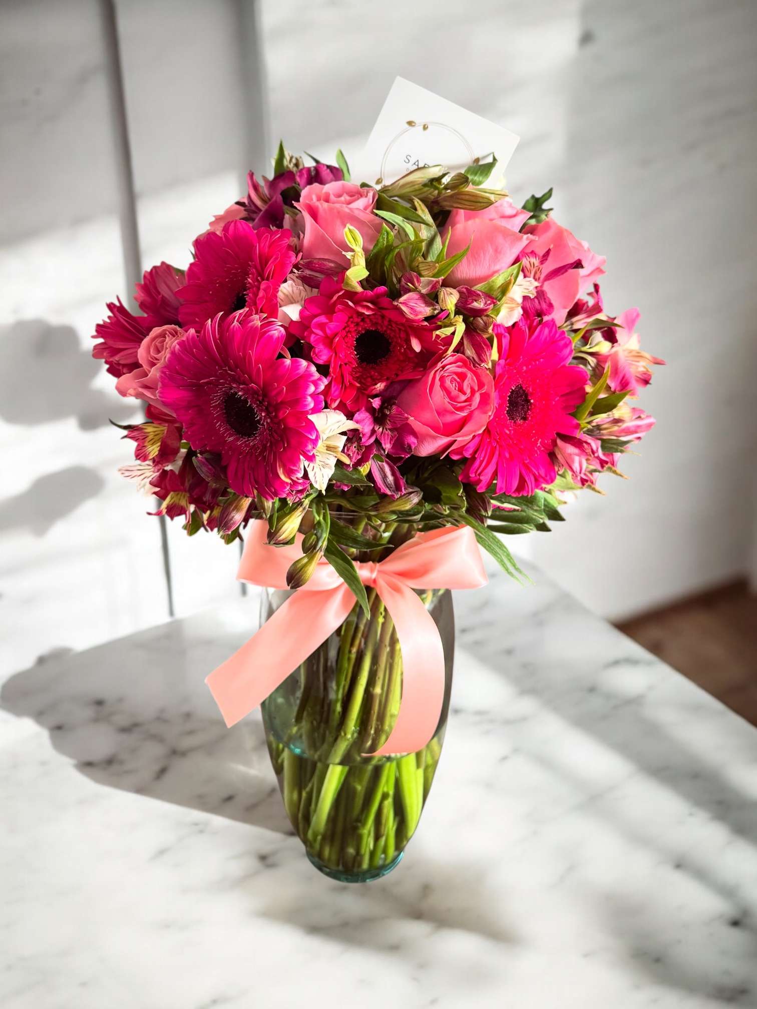 gerberas-rosas-astromelia-jarron